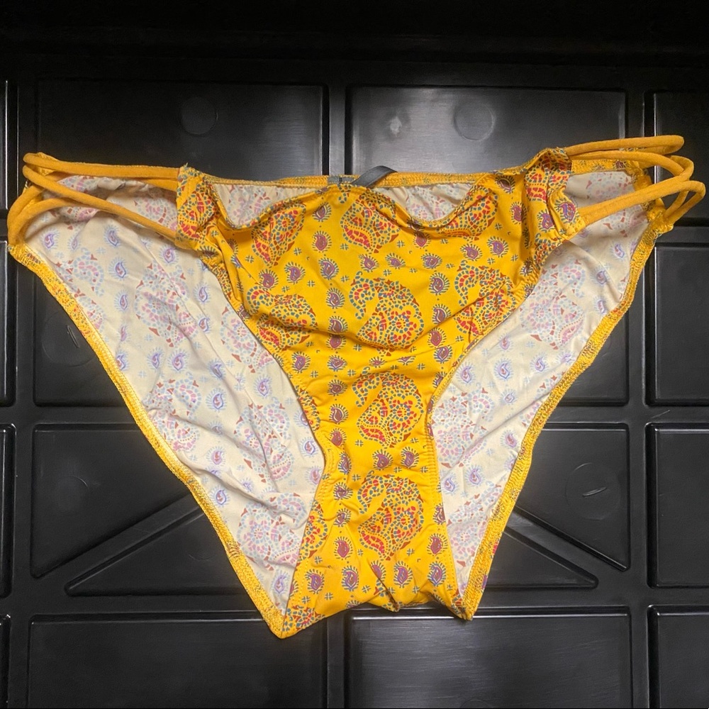 Super Cute Anthropologie Bikini Bottom 💛